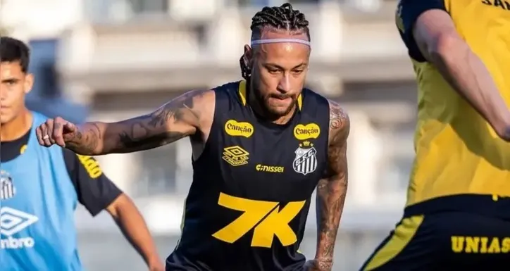 Neymar treinou com o Santos