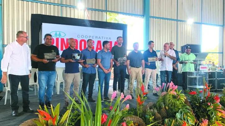Durante a solenidade, também foram realizadas homenagens a empresários parceiros da cooperativa, com destaque para a entrega da Comenda Renê Bertholet