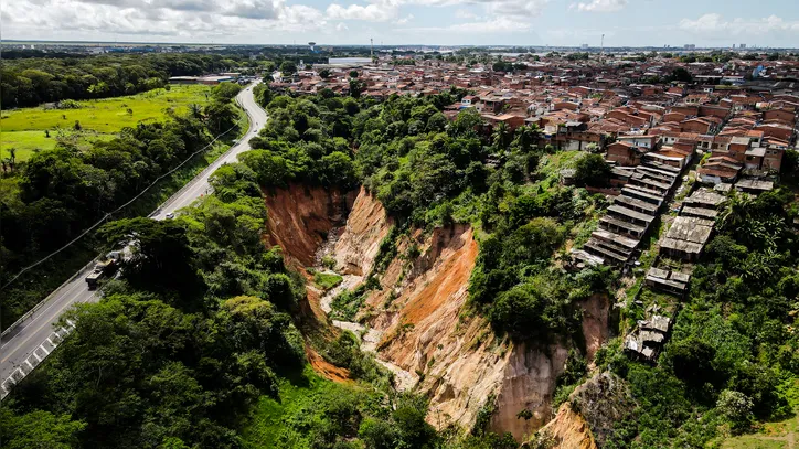 Imagens mostram o avanço da voçoroca