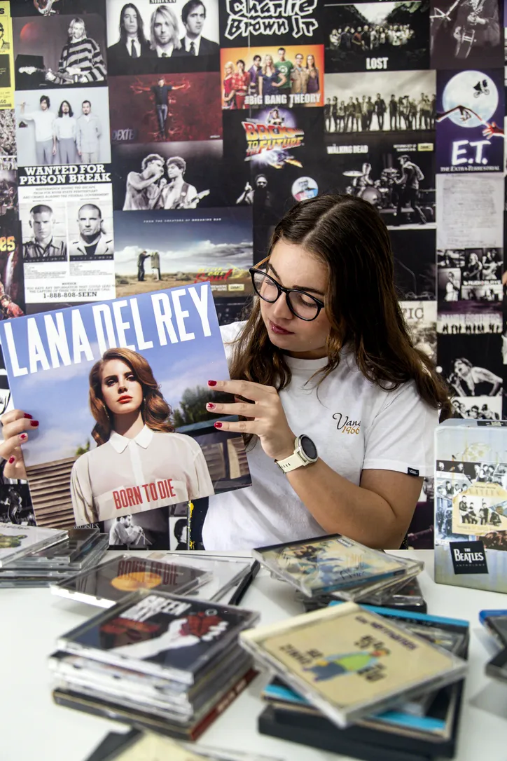 Aos 15 anos, Sofia costuma ouvir música em CDs, DVDs e vinis