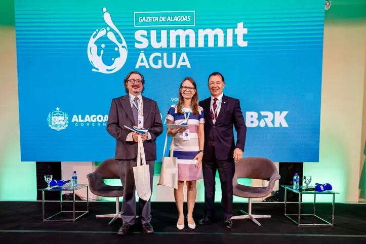 Diretor-executivo da Organização Arnon de Mello, LUIS AMORIM (à dir.) durante a abertura do Gazeta Summit Água, na última segunda-feira (24), com participações do pesquisador FERNANDO GARCIA e da presidente do Instituto Trata Brasil, LUANA PRETTO, que apresentaram o estudo encomendado pela OAM sobre os “Benefícios Econômicos da Expansão do Saneamento em Alagoas”