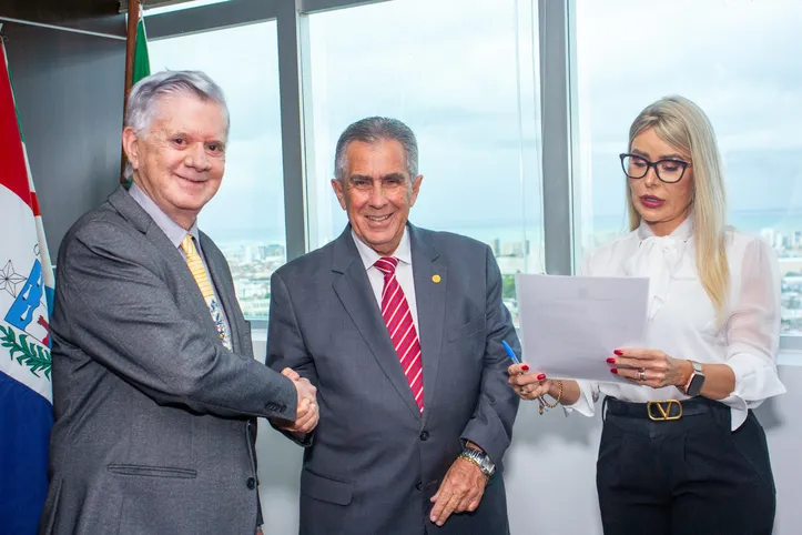 A solenidade administrativa aconteceu no gabinete da Presidência do Tribunal Regional Eleitoral de Alagoas