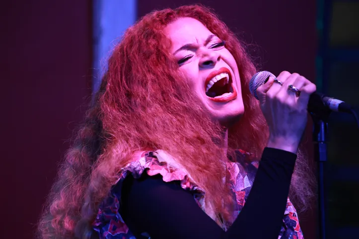 Artista volta a Alagoas com o show ‘Dêza canta Djavan’, depois de temporadas em São Paulo: ‘Ouvir Djavan era minha forma de voltar para casa’