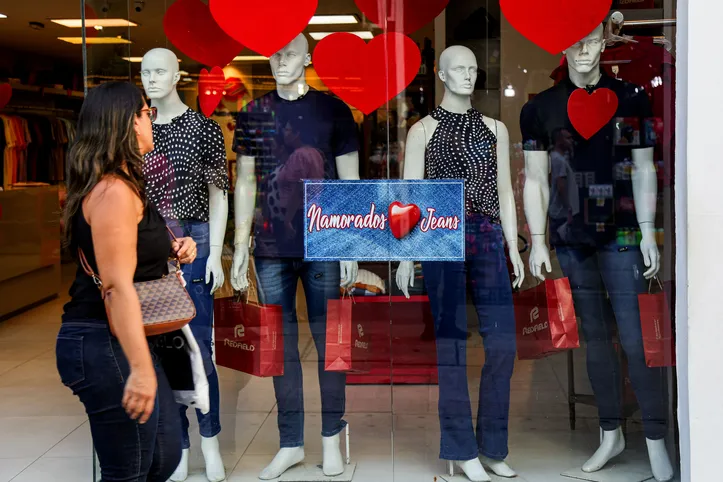 A maioria das lojas já está com decoração para o Dia dos Namorados