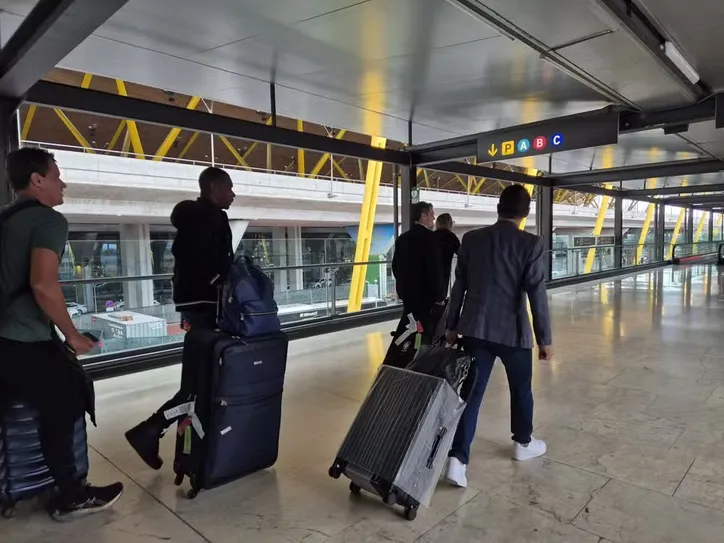 Juan e Rodrigo Caetano no desembarque em Madri, nessa quarta
