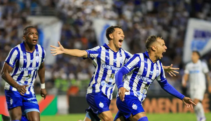 Jogadores do CSA comemoram o gol da virada azulina, marcado por Brayann, já nos acréscimos