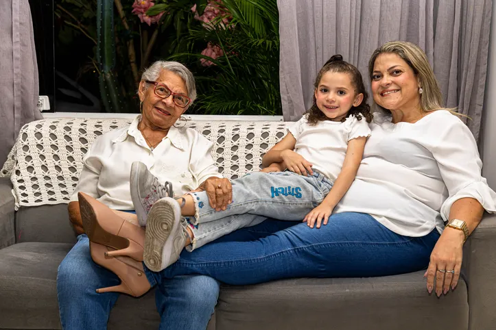 Isabelle, 41, sua filha Maria Luísa, 6, e sua mãe Margarida de 80 celebram o Dia das Mães juntas