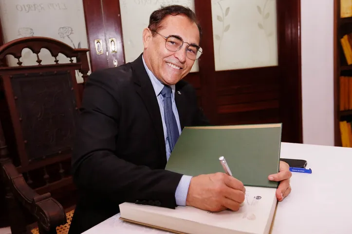Juiz de Direito de Alagoas CLAUDEMIRO AVELINO foi eleito na quarta-feira (14) o mais novo imortal da Academia Alagoana de Letras. Assumirá a cadeira de número 30, cujo patrono é Inácio de Barros