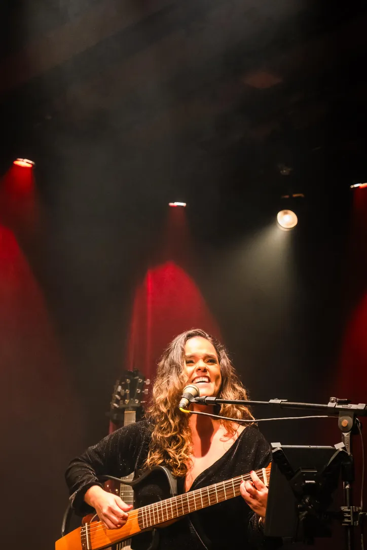 Fernanda Guimarães homenageia Djavan em show que celebra o amor