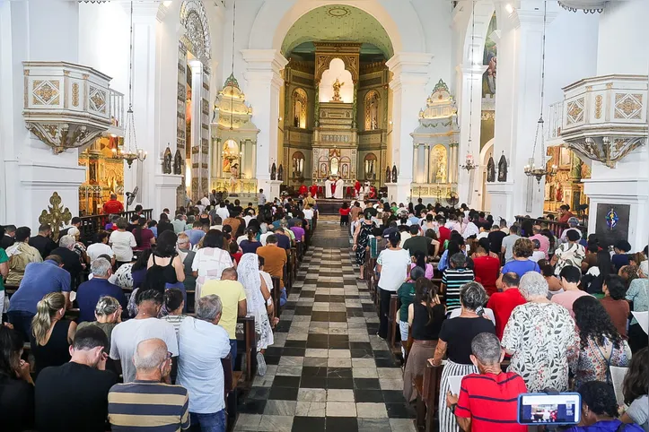 Catedral Metropolitana ficou lotada de fiéis no Ofício da Agonia