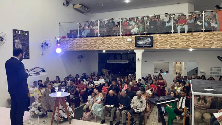 Na majestosa Igreja, pastor Leonardo faz a sua pregação