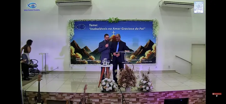 Heldher Braz, da IB Filadélfia de Laje, ora pelo pastor Alexandre