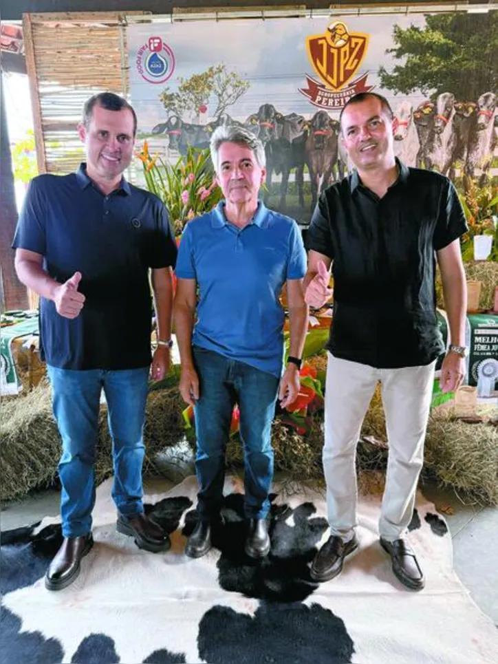 Promotores do evento, deputado Fernando Pereira e Nicolas Pereira, ao lado do presidente da ACA, Domício Silva, comemoram o sucesso do leilão