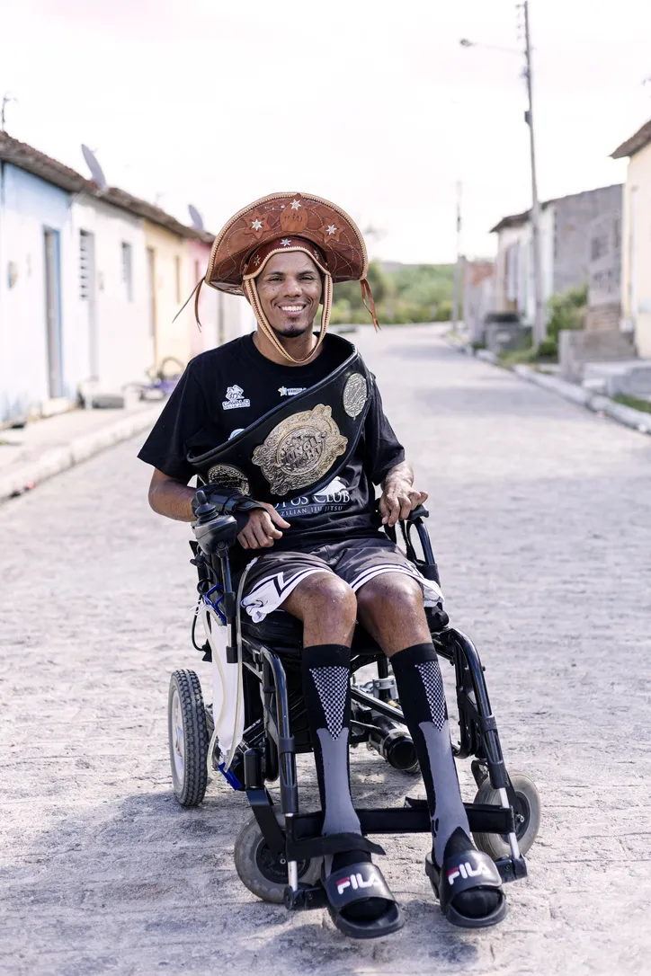 John Snake tem uma história de vida e de superação para contar: hoje tetraplégico, ele era lutador de MMA, onde competiu no Jungle Fight, maior evento de MMA da América Latina, e foi campeão