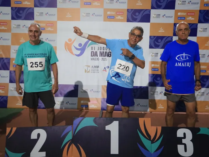 Rômulo Vasconcelos (ao centro) no pódio, durante a conquista