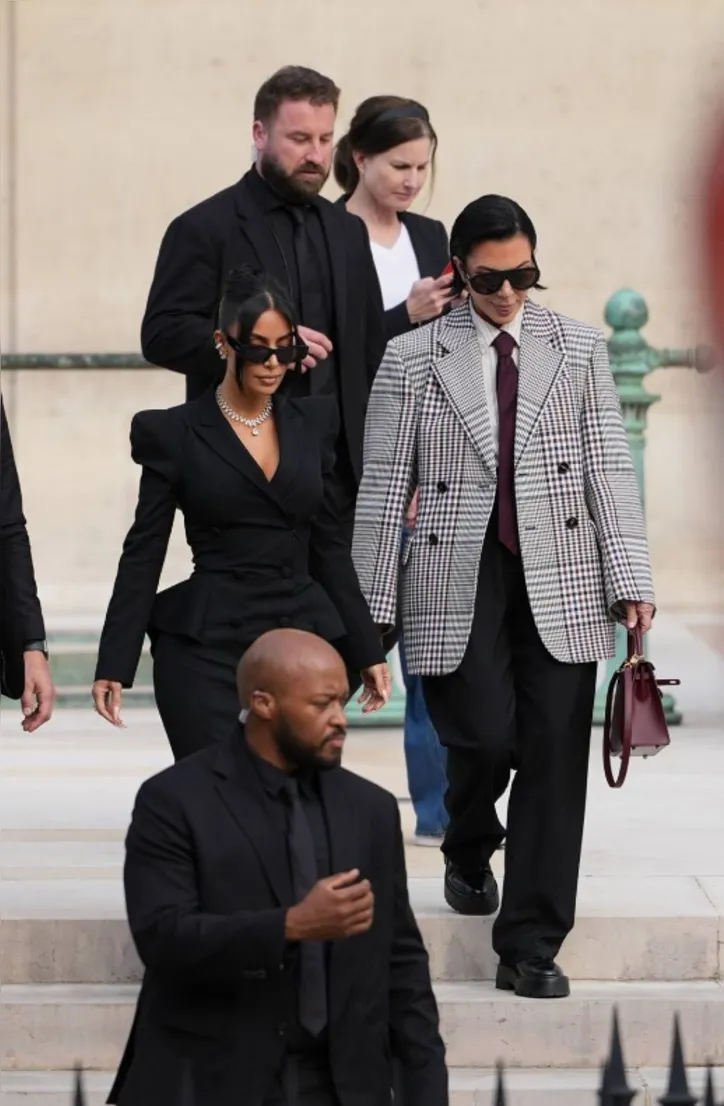 Imagem ilustrativa da imagem Kim Kardashian: look para ir a tribunal vai do drama ao deboche