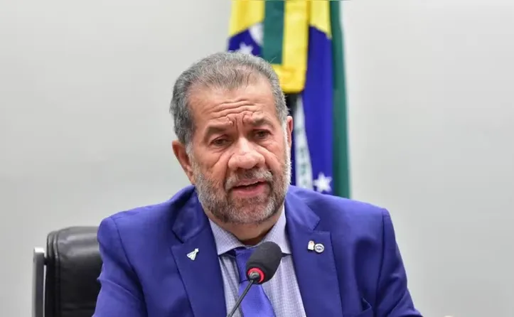 Carlos Lupi entregou o cargo na tarde de sexta-feira e negou participação nas irregularidades