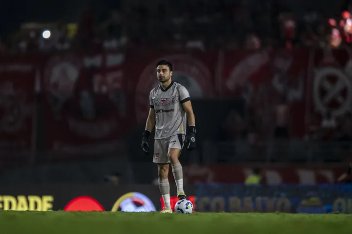 Goleiro Matheus Albino é o destaque do CRB ao fazer grandes defesas e salvar o time em vários jogos