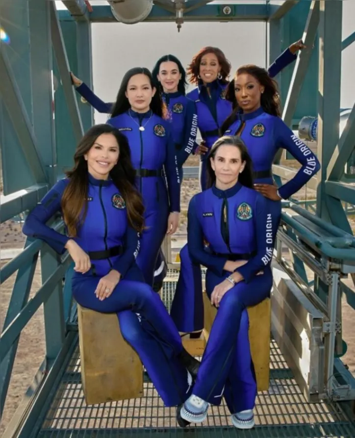 Viagem histórica de seis mulheres ao espaço contou com macacões assinados por estilistas