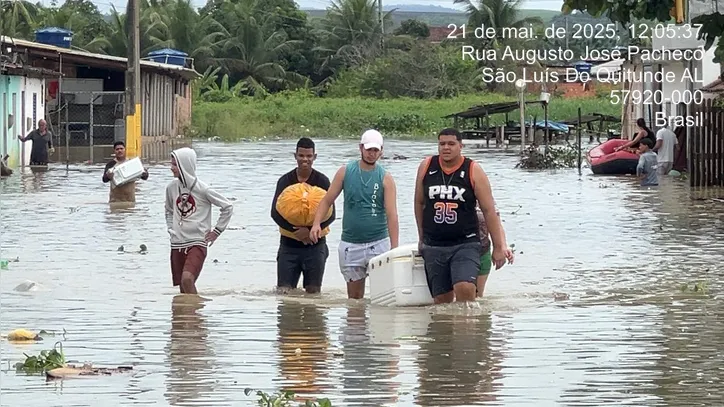 Água invade ruas e moradores precisam deixas casas em São luís do Quitunde