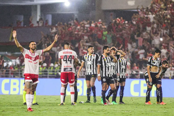 CRB comemora a classificação para a próxima fase da Copa do Brasil, após eliminar o Santos