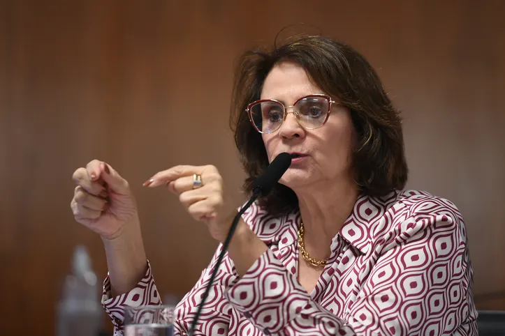 Senadora Damares Alves é uma das autoras do requerimento para instalação da CMPI do INSS


A comissão tem a finalidade de investigar, no prazo de cento e trinta dias, a crescente influência dos jogos virtuais de apostas online no orçamento das famílias brasileiras, além da possível associação com organizações criminosas envolvidas em práticas de lavagem de dinheiro, bem como o uso de influenciadores digitais na promoção e divulgação dessas atividades. 

Em pronunciamento, à bancada, senadora Damares Alves (Republicanos-DF).

Foto: Edilson Rodrigues/Agência Senado