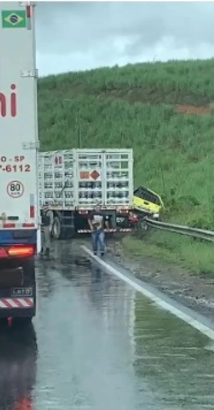 Militares relatam como sobreviveram após carreta perder controle e destruir viatura na BR-101