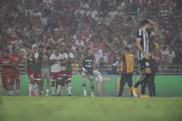 Matheus Albino brilhou nas disputas de pênaltis e classificou o CRB