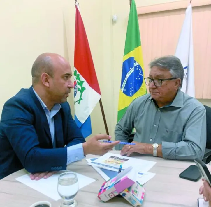 Secretário Adalberon Sá Júnior durante reunião com a ASA para viabilizar a comercialização de produtos locais