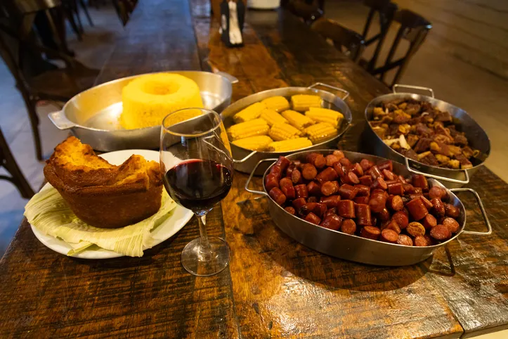 Cuscuz, milho, bolo: é possível harmonizar vinho com qualquer prato