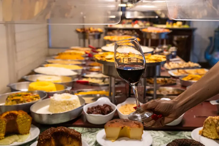 Dos pratos típicos regionais aos mais sofisticados, é possível encontrar um vinho perfeito