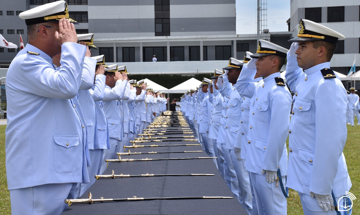 Após a formatura, a remuneração dos militares se aproxima de R$ 7,5 mil