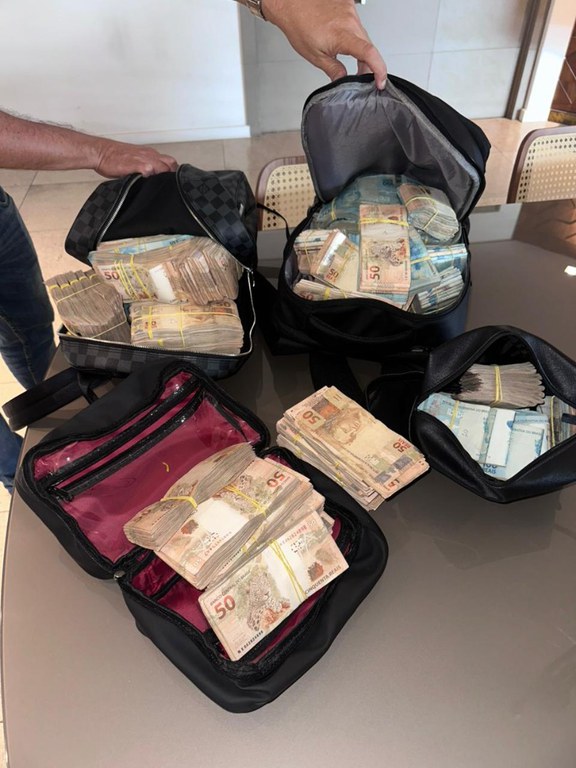 Polícia Federal encontrou mais de R$ 1 milhão em espécie na casa de alguns alvos da operação