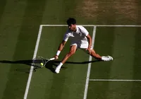 Carlos Alcaraz vence anfitrião e vai à semi de Wimbledon imagem