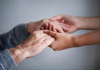 Contratação de cuidadores de idosos cresce 16% em dois anos imagem