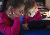 Especialistas dão dicas para manter crianças e adolescentes longe das telas durante recesso escolar imagem