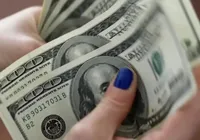 Na contramão do exterior, dólar tem leve alta de olho em IOF imagem