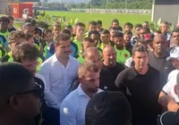Organizada do Vasco entra no CT e conversa com Fernando Diniz imagem