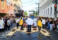 Procissão de Corpus Christi leva milhares de fiéis às ruas do Centro de Maceió imagem