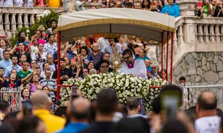 Católicos celebram Corpus Christi com missas e procissão
