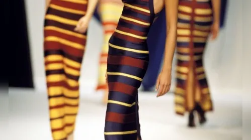 Bandage dress retorna ao guarda-roupa das it girls em 2025 - Imagem