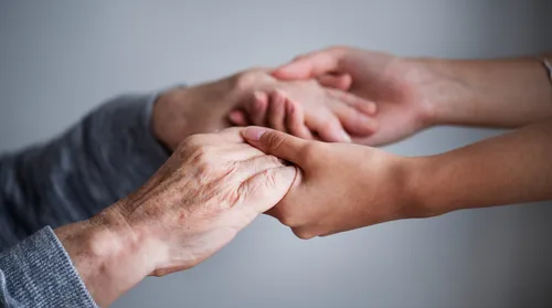 Contratação de cuidadores de idosos cresce 16% em dois anos - Imagem
