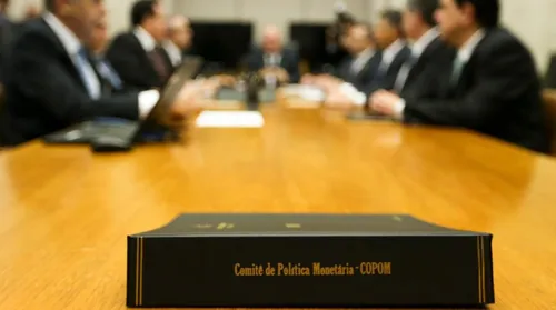 Copom eleva juros básicos da economia para 15% ao ano - Imagem