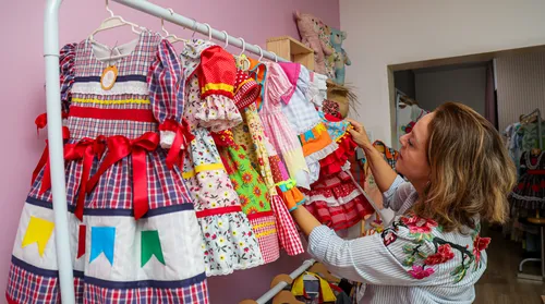 Do tecido à tradição: o encanto das roupas juninas infantis feitas à mão - Imagem