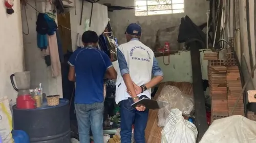 Duas toneladas de entulho são retiradas de casa de acumulador em Maceió - Imagem