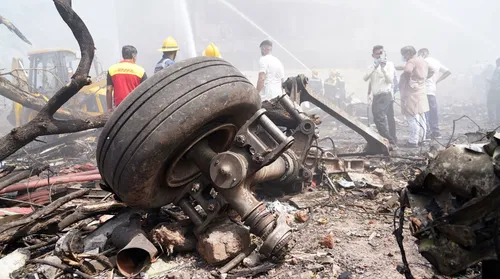 Índia: avião cai 30 segundos após decolagem e deixa 241 mortos - Imagem