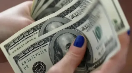 Na contramão do exterior, dólar tem leve alta de olho em IOF - Imagem