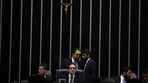 Senado segue Câmara e derruba decretos do IOF, em derrota para governo Lula - Imagem