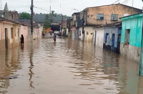 Chuvas em AL deixam mais de 200 desabrigados e causam alagamentos