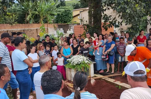 Criança morta pelo pai, major da PM, é sepultada em Palmeira dos Índios